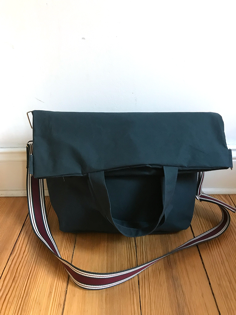 Fold and Go Bag Nähpaket, Organic Dry Oilskin Lilac & Designerleftover Colorful Abstract, 1000stoff – Bild 6