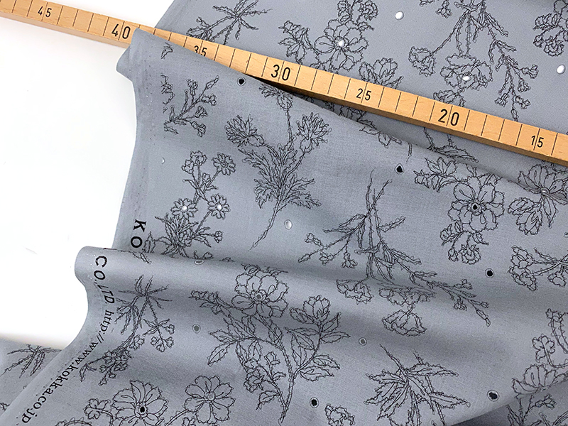 Kokka Embroidery Lawn, Silbergrau – Bild 2