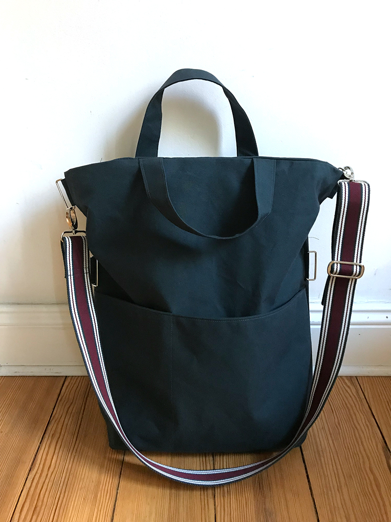 Fold and Go Bag Nähpaket, Organic Dry Oilskin Lilac & Designerleftover Colorful Abstract, 1000stoff – Bild 2