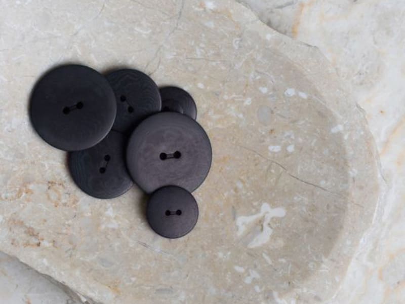 Atelier Brunette Corozo Knopf "Night/Deep Charcoal", 15mm