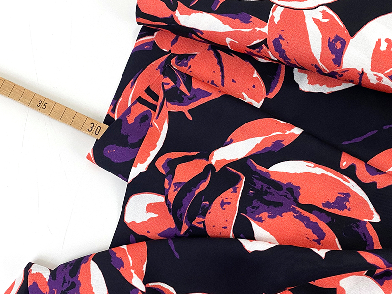 Distorted Blooms by Thorsten Berger, Peach Black, Viskose – Bild 2