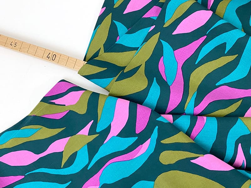 Reststück! 0,50m Viskosewebstoff Abstract Leaves, Fuchsia Grün, Ecovero – Bild 2