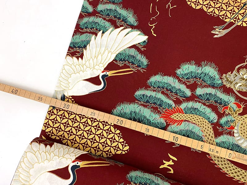 Kraniche Drachen Goldmetallic, Baumwollstoff Cosmo Japan, Dunkelrot – Bild 3
