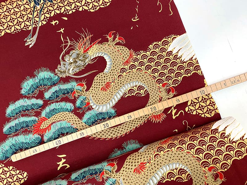 Kraniche Drachen Goldmetallic, Baumwollstoff Cosmo Japan, Dunkelrot